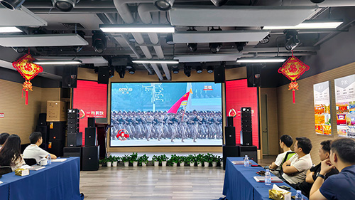 <b>一禾科技員工齊聚多功能演示廳，共睹九三閱兵盛況！</b>